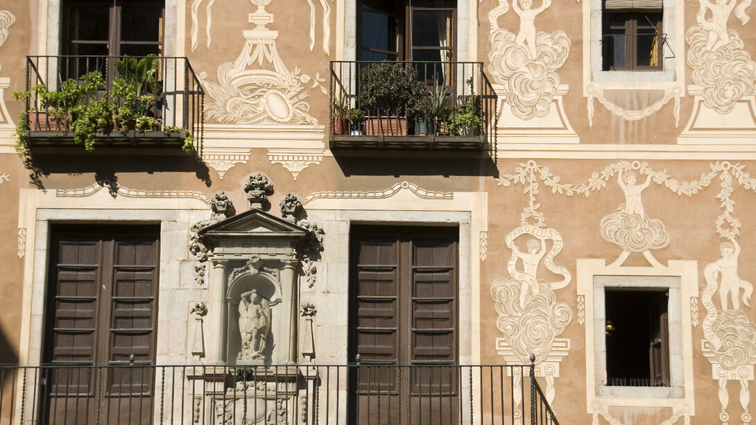 Esgrafitos na fachada de um edifício em Barcelona