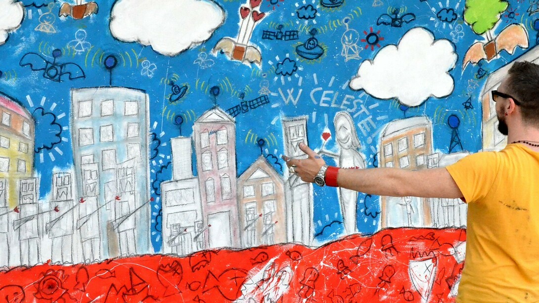 Um dia de abril - 227x443 cm - water-based paint and pen on wall, Coimbra, Portugal