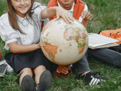 Bambini mentre studiano all'aria aperta
