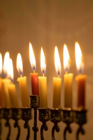 Menorá. Eu tinha plena certeza de que o catolicismo descendia dos judeus, e lendo a história dos sefarditas percebo que eles coexistiram e sempre estiveram de lados opostos. Tô choquita! Na verdade, eles são seguidores de uma rachadura? Ou de outra raiz do judaísmo?
