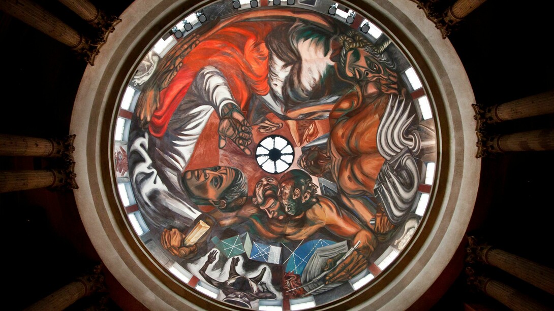 Mural "El hombre creador y rebelde" (1937 - 1935) de José Clemente Orozco en la cúpula del Paraninfo Enrique Díaz de León del Museo de las Artes de la Universidad de Guadalajara en Guadalajara, Jalisco, México