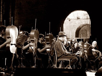 Offre concerti, conferenze, incontri con i musicisti e attività didattiche rivolte a giovani e studenti