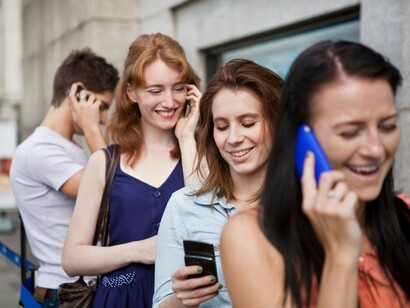 Grupo de amigos con sus teléfonos móviles