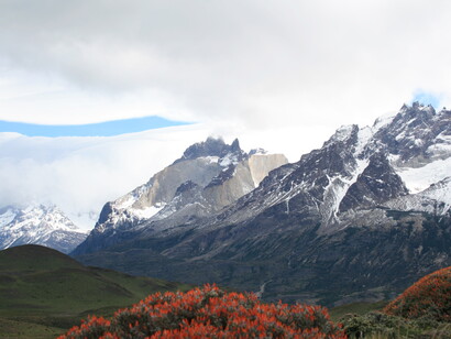 Pienso en la princesa de Salaparuta, Sonia Ortúzar Ovalle, la chilena que se convirtió en duquesa siciliana. La escritora italiana Dacia Maraini, su nieta, lleva en la sangre la doble raíz del viaje y del arte. Cuernos y Torres del Paine, Magallanes, Chile