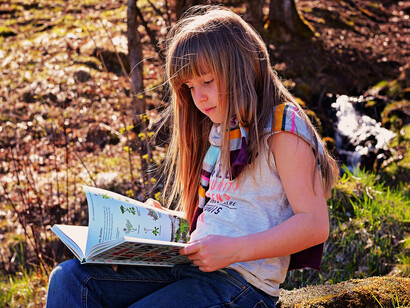 I bambini e i libri, lettura di una favola. “La bella addormentata” si sveglia tra un monitor rotto e un lampadario scheggiato, raccontando la sua ultima avventura al parco, accaduta il giorno prima