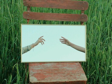 O céu começava a escurecer quando Rita decidiu voltar para casa. Subiu as escadas lentamente, como se cada degrau a puxasse para baixo, para o fundo de si mesma. As escadas caracóis como seus cabelos, escura como seus olhos, como nunca antes tivera notado? Se parecia tanto com coisas. Só coisas. Avulsas no mundo