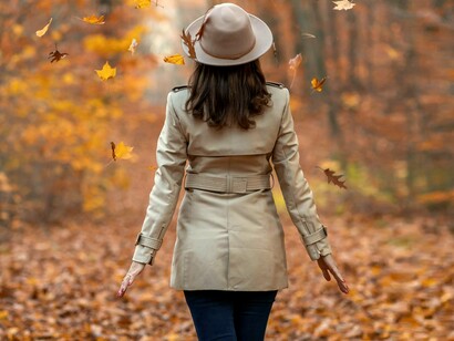 Mulher feliz. Imagine Alegria e Tristeza dançando juntas em uma coreografia perfeita, ou Raiva e Medo se encontrando para ajustar o ritmo da cena. Cada um dos seus sentimentos, como em um filme da Pixar, tem um papel fundamental e, quando bem geridos, eles ajudam a criar uma narrativa divertida e harmoniosa

