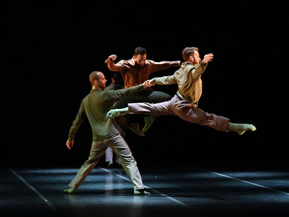 “Quatuor pour la fin du Temps” di Oliver Messiaen del Nuovo Balletto di Toscana: coreografia di Mario Bermúdez Gil, costumi di Santi Rinciari, luci di Carlo Cerri © Roberto Ricci