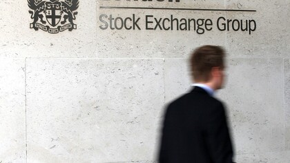 Un trader pasa ante la fachada de la Bolsa de Londres