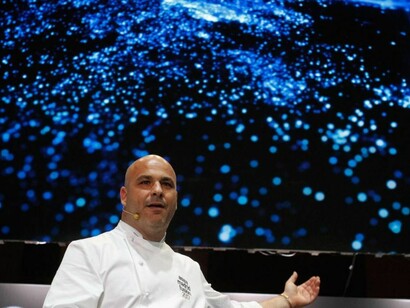 Ángel León presentando su gastronomía luminiscente