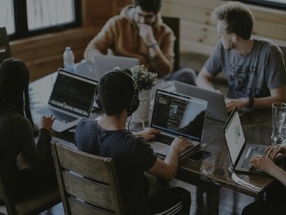 Un equipo de trabajo de marketing digital cuenta con: social media manager, community manager, redactor, diseñador gráfico, entre otros especialistas