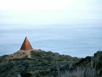 Un’altra opera di Fiumara d’Arte: “La Piramide – 38° parallelo” di Mauro Staccioli è alta 30 metri e sorge un’altura di Motta d’Affermo. Al tramonto i raggi del sole rosseggiano sull’acciaio bruno e la luce penetra all’interno dell’edificio