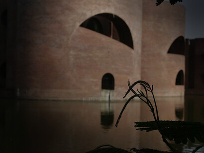 National Parliament House, Dhaka, Bangladesh. L'architettura di Kahn, come una sinfonia di pietra e silenzio, invoca emozioni più profonde di quelle meramente estetiche
