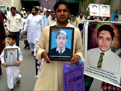 2020, marcia delle famiglie delle vittimi dell'attentato alla scuola di Peshawar del 2014, l'attacco è stato rivendicato dal TTP (Tehrik-i-Taliban Pakistan), Pakistan 