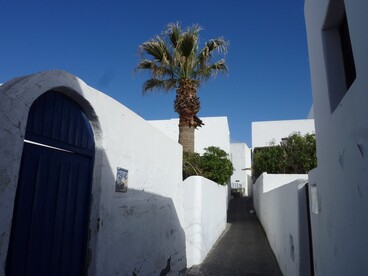 Un elemento tipico è la presenza di cortili, pergolati e spazi esterni che favoriscono la vita all’aperto e la protezione dal sole e dal vento. Stromboli, Italia