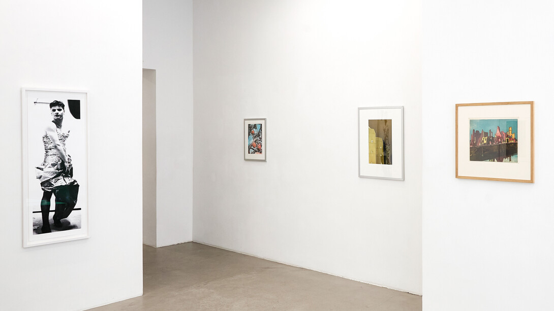 Various artists, Rosen aus dem süden : ausgewählte werke aus berliner artotheken, exhibition view. Courtesy of Galerie Russi Klenner