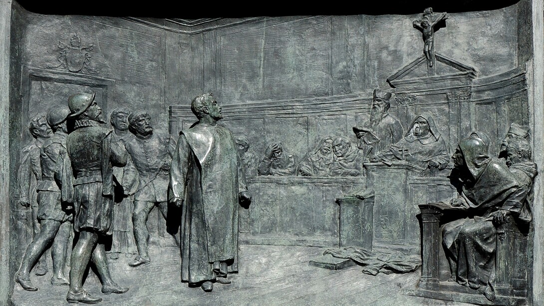 El proceso de Giordano Bruno ante la Inquisición romana. Relieve en bronce de Ettore Ferrari (1845-1929), Campo de Fiori, Roma