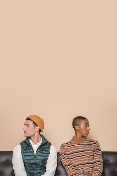 Jovens olham em direções opostas