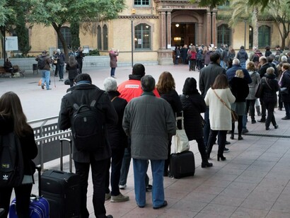 Largas colas en los lugares de votación durante todo el día en Cataluña