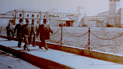Federico Tinoco (con sombrero de copa) caminando con su escolta por la plaza de la Artillería