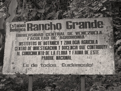 Pancarta a la entrada de la Estación Biológica de Rancho Grande administrada por institutos de la Facultad de Agronomía de la Universidad Central de Venezuela