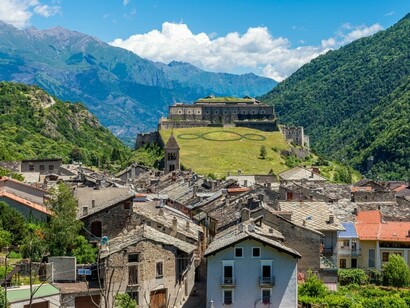 Veduta della Val di Susa (Piemonte, Italia), sullo sfondo l'opera di Michelangelo Pistoletto, "Terzo Paradiso"  al Forte di Exilles (2015)