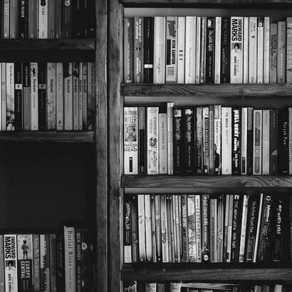 Un libro emana essenze di fantasie e viaggi miracolosi a qualsiasi latitudine lo si trovi o lo si legga