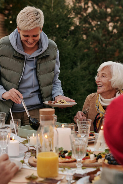 Almoço de família e a reunião de gerações distintas abordando os dilemas e o papel do estado