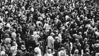 La surpopulation grandit silencieusement entraînant inégalités, migrations forcées, défis environnementaux