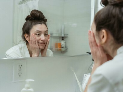 Mas por que não todo dia a gente fazer uma coisa diferente? A começar por mudar a ordem do que fazemos desde que acordamos, sei que algumas coisas ficam difíceis de mudarmos, como o funcionamento matinal do intestino e da bexiga, até aí tudo bem, ninguém precisa reter o que já não é necessário ao corpo. Podemos mudar outras atividades, fazer a barba, para os homens e depois escovar os dentes e lavar o rosto, é uma delas