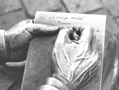 Detalle de la escultura de Ramón López Velarde en la Plaza de Armas de Zacatecas, México