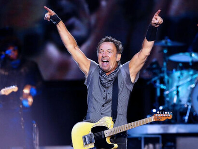 Bruce Springsteen anima a la audiencia en un concierto