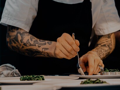 A união de elementos arquitetônicos no restaurante busca direcionar a atenção à comida
