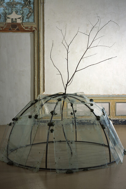 Mario Merz, Igloo con albero, 1968-69, tubolare in ferro, vetri, stucco, ramo; igloo, 110 x Ø 230 cm, ramo h 247 cm, Collezione Margherita Stein Proprietà Fondazione per l’Arte Moderna e Contemporanea CRT, 2001

