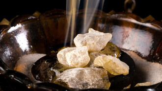Resina de copal encendida