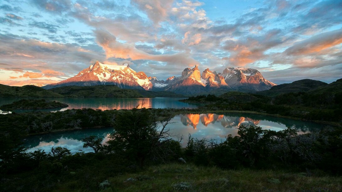 Raúl Ruiz decía que los chilenos mantenemos una relación singular con lo fantástico: las cosas más insólitas ocurren delante de nosotros y, sin embargo, rara vez nos permitimos que nos asombren. Las Torres del Paine, dicen que es el lugar más lindo de la Tierra, Chile