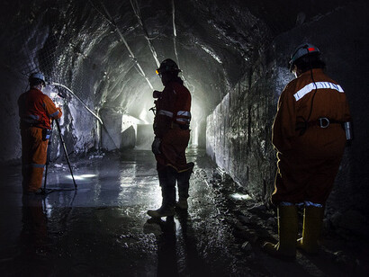 Obreros y operarios dentro de una mina de cobre. En este contexto, Codelco debe revertir una política entreguista y formar parte de un complejo estatal minero capaz de participar en la cadena de valor de la industria minera de Chile a nivel internacional