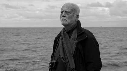 Ferdinando Scianna in una scena del film su di lui, 'Ferdinando Scianna: il fotografo dell'ombra', diretto da Roberto Andò