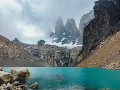 Montañas, laguna y cielo, Patagonia, Chile
