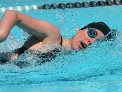 Un nadador en una piscina