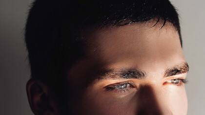 Uomo con occhi azzurri: i suoi occhi le ricordano l'oceano, a volte blu a volte verde