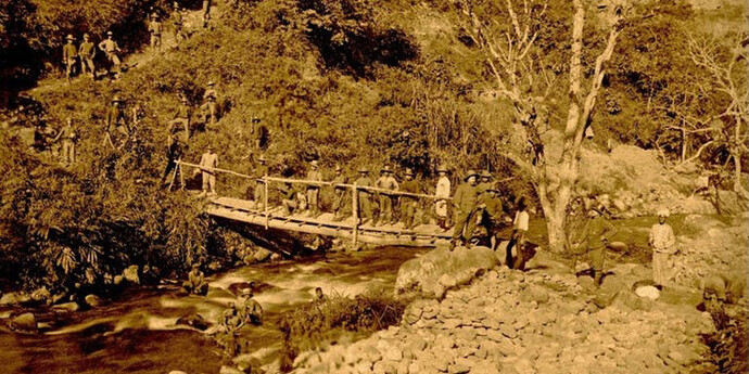 Marechaussee loopt over een brug in Atjeh, 1900.  Courtesy of M HKA 