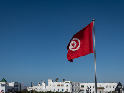 Bandiera della Tunisia. L’accordo prevede dunque un importante passo avanti nei rapporti tra UE e Tunisia con riverberi che potrebbero essere positivi anche per limitare i migranti irregolari verso l’Europa che vorrebbero transitare per la Tunisia