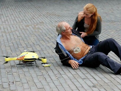 Un hombre atendido con un desfibrilador transportado por un dron