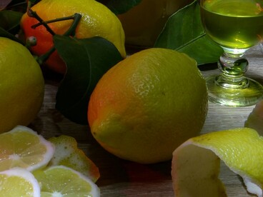 Il sapore del limoncello è intenso, con note agrumate prevalenti e una dolcezza marcata