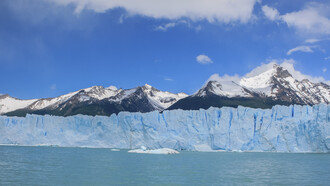 Glaciar Perito Moreno. Francisco Pascasio Moreno, conocido como el Perito Moreno ( 31 de mayo de 1852 -  22 de noviembre de 1919, Buenos Aires), fue un científico, naturalista, conservacionista, político, botánico, explorador y geógrafo de la Generación del Ochenta de la Argentina