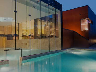 Ockenden Manor Spa Hotel: from the large indoor swimming pool you can swim through to the heated outdoor pool