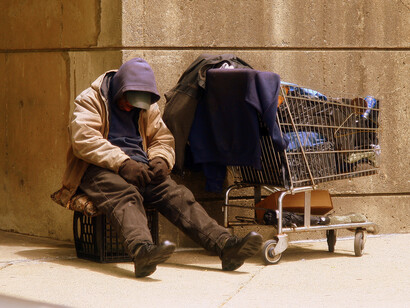 Una persona sin hogar duerme en la calle