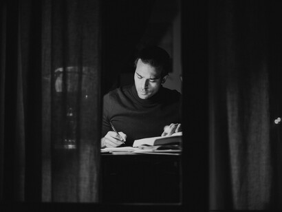 Hombre inmerso en su escritura