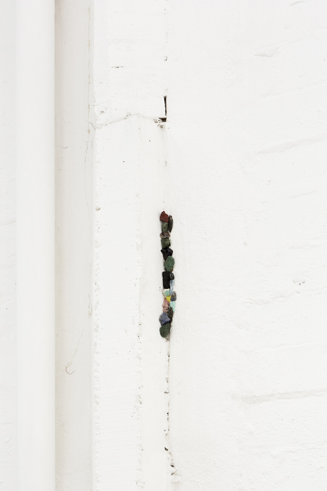 Maria Loboda, Movements that mattered, 2014, minerais e cristais, dimensões variáveis. Cortesia de Mendes Wood DM , São Paulo